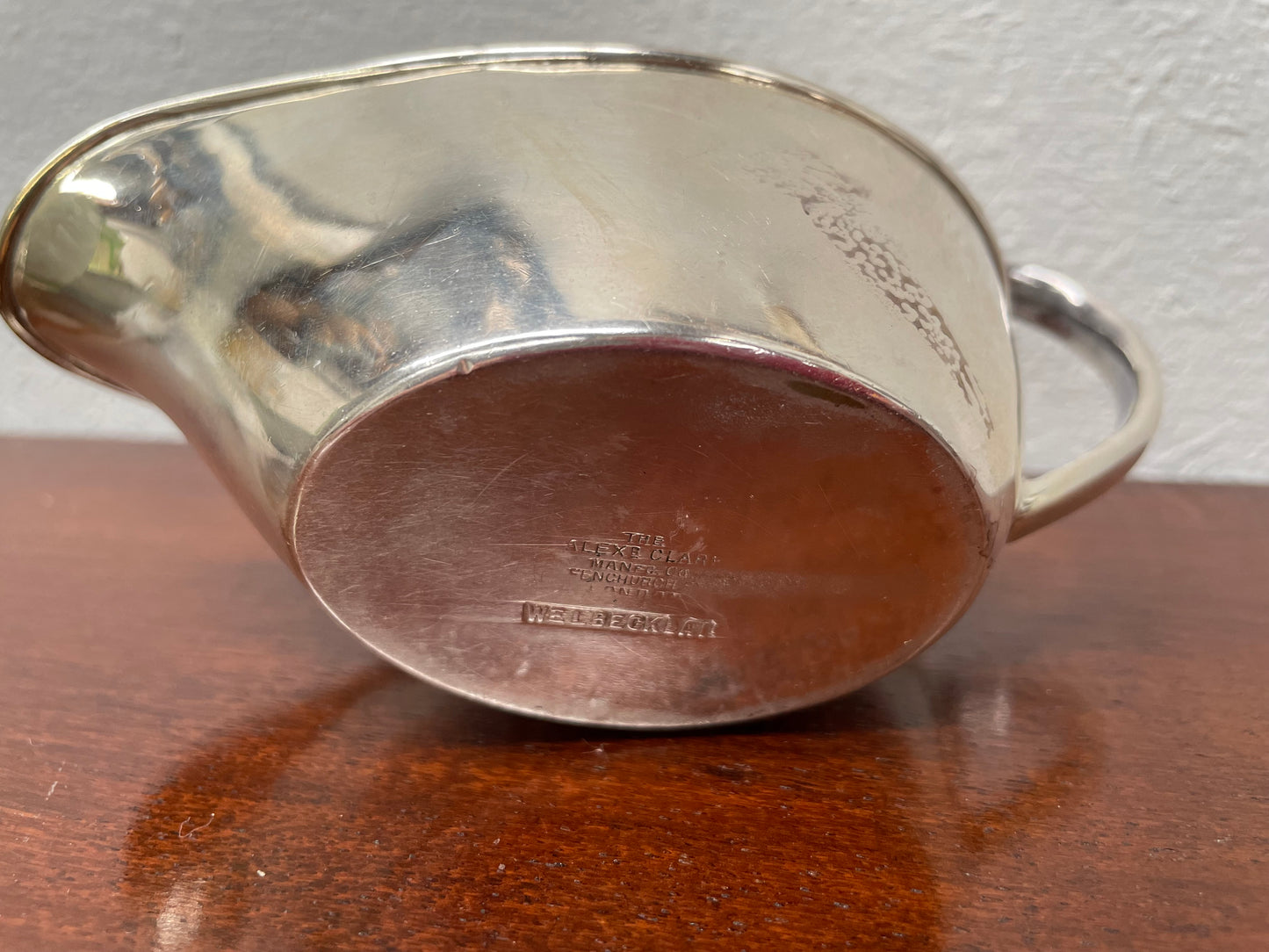 Petite vintage gravy pot with stamp/mark on the base. It is in good original condition. Please see photos as they form part of the description.