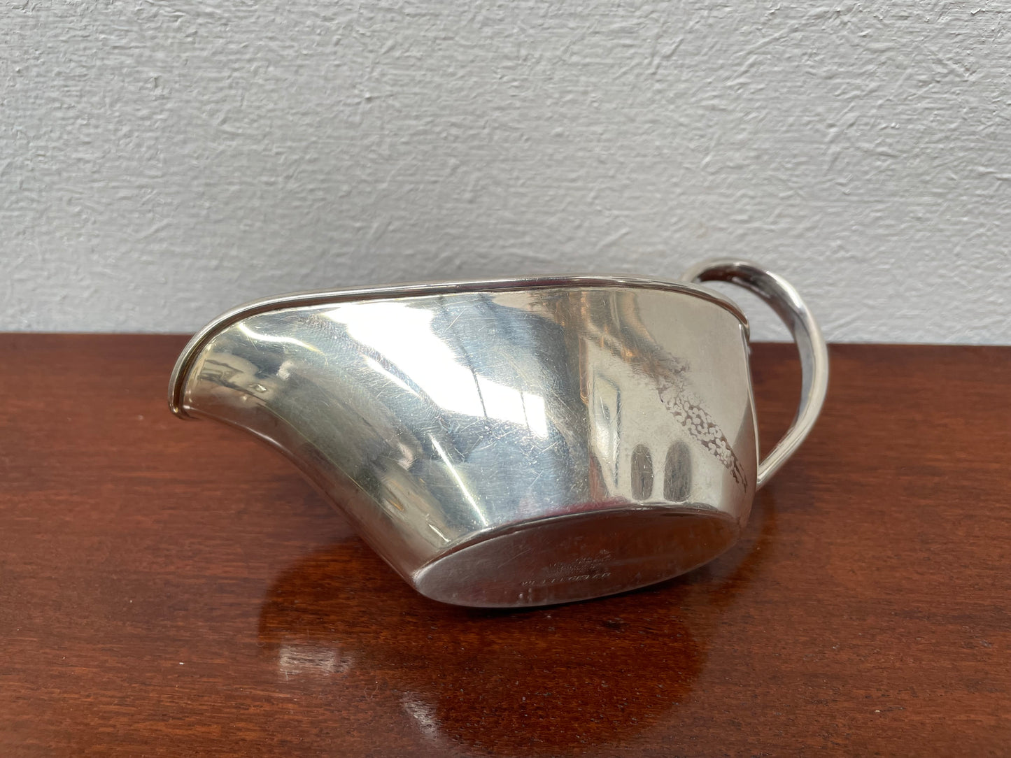 Petite vintage gravy pot with stamp/mark on the base. It is in good original condition. Please see photos as they form part of the description.