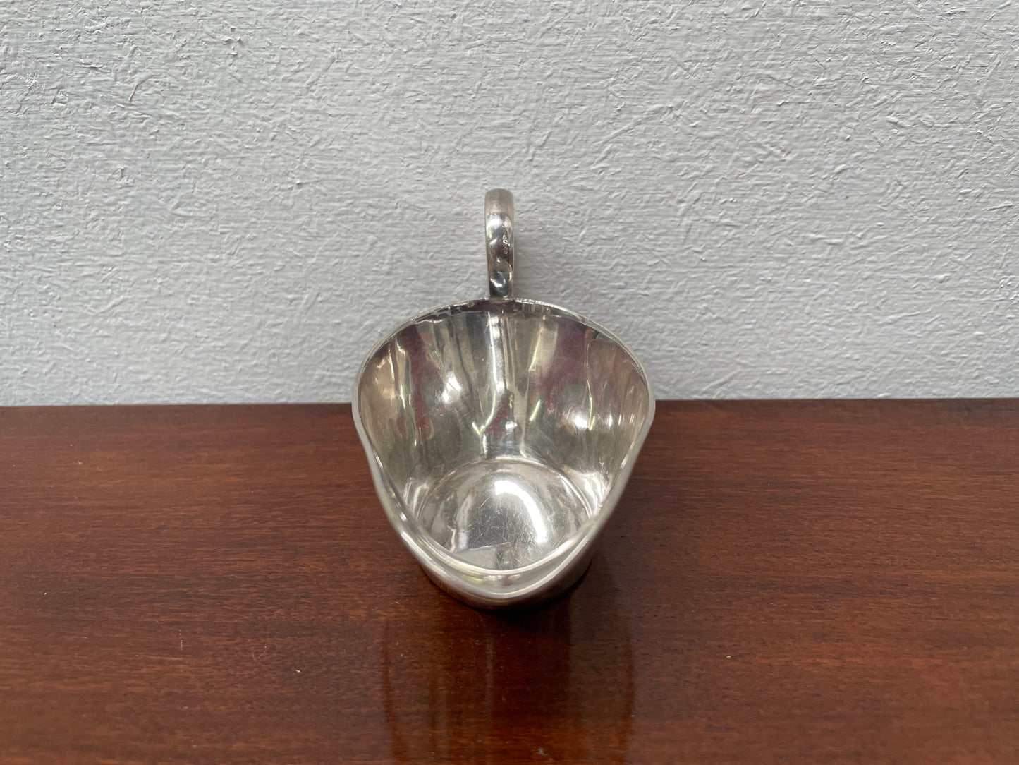 Petite vintage gravy pot with stamp/mark on the base. It is in good original condition. Please see photos as they form part of the description.