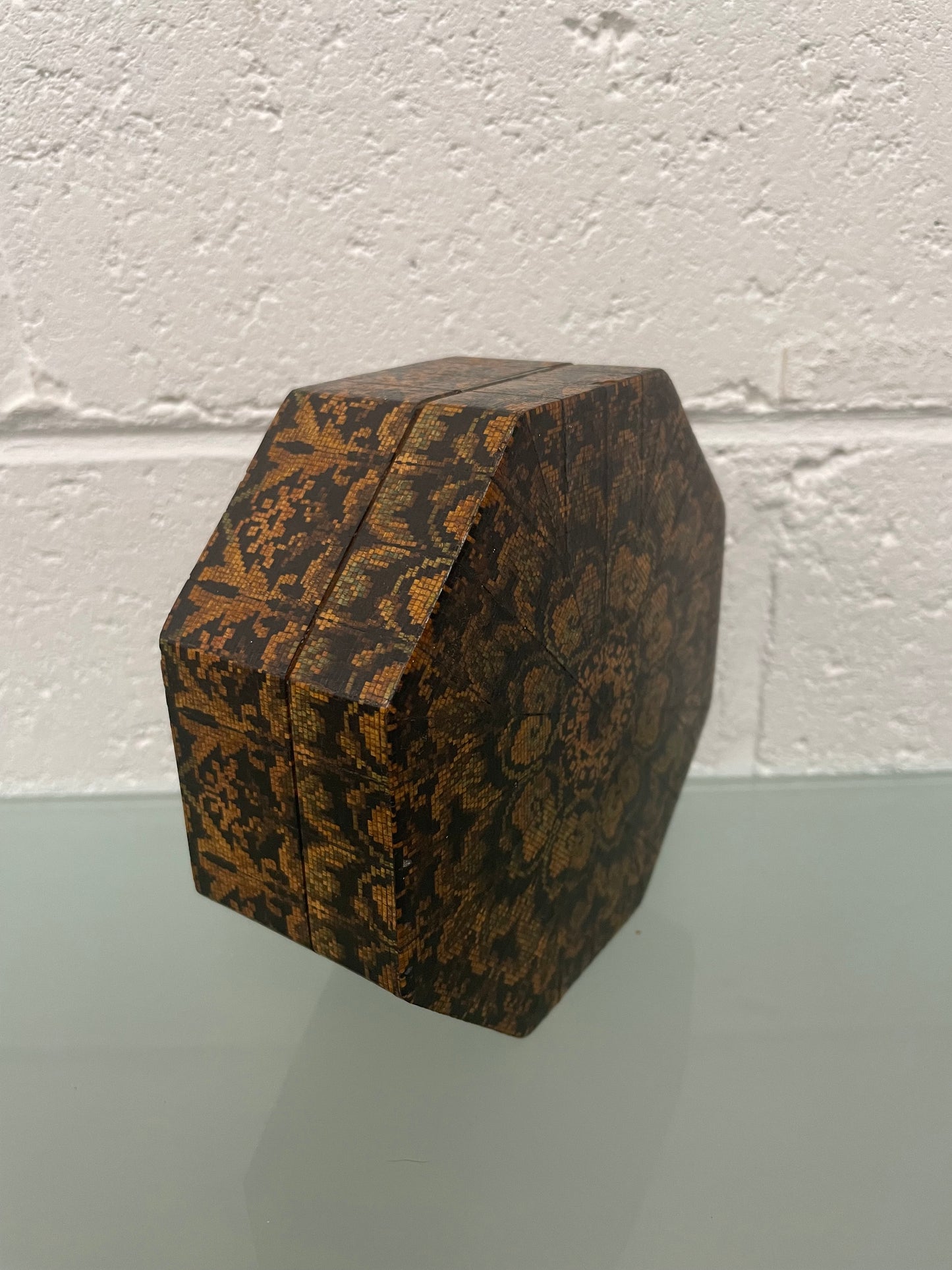 Interesting octagonal tunbridge style vintage box with hinged lid. In good original condition. Please see photos as they form part of the description.