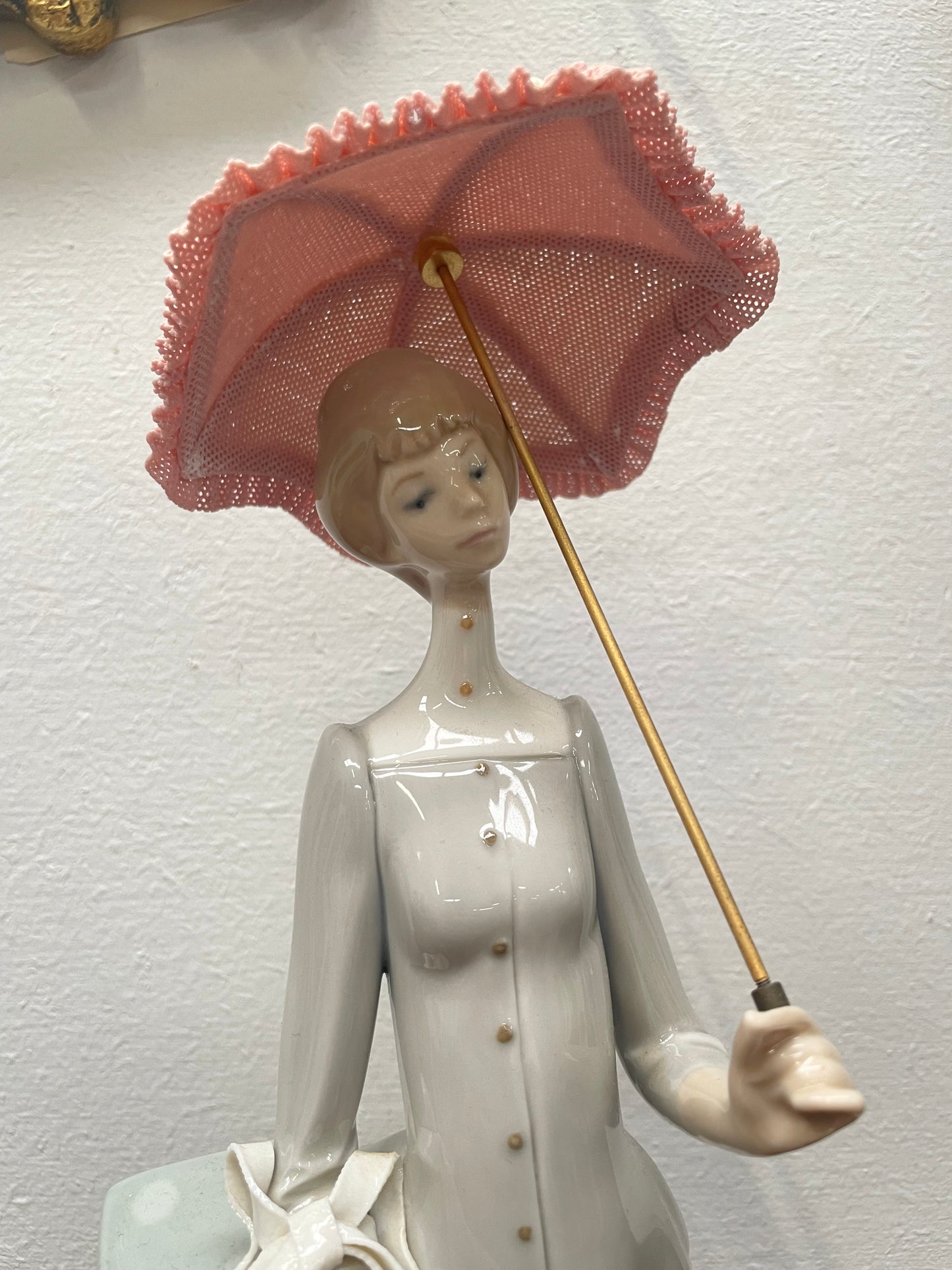 Large Lladro Figurine "The Dressmaker"
