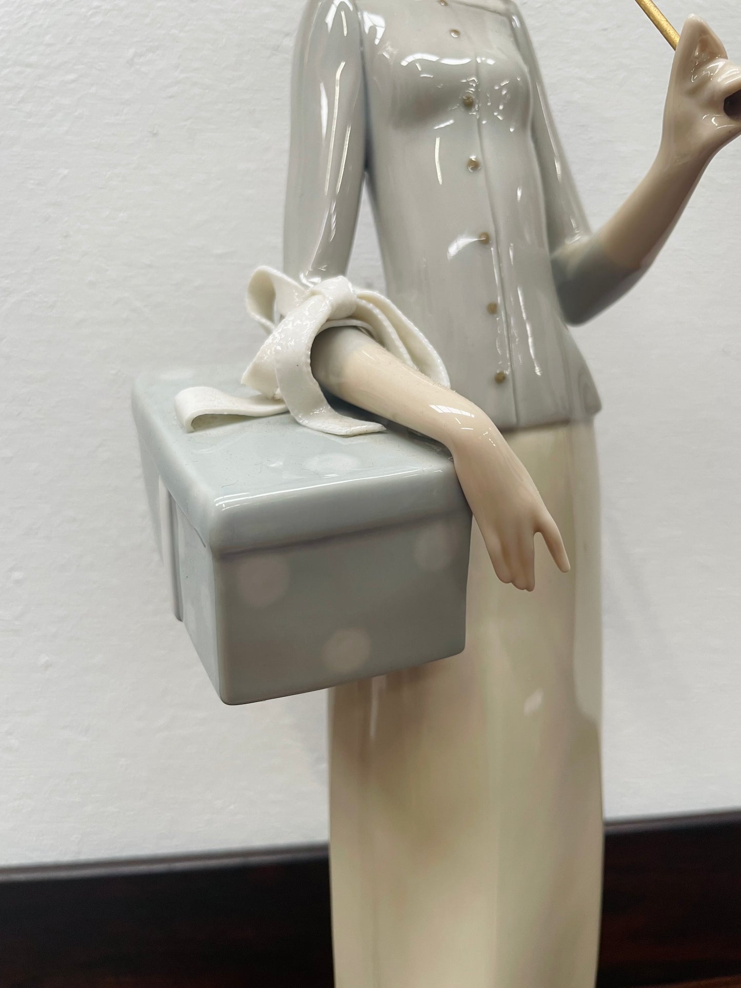 Very attractive large Lladro figurine "The Dressmaker" In very good condition.