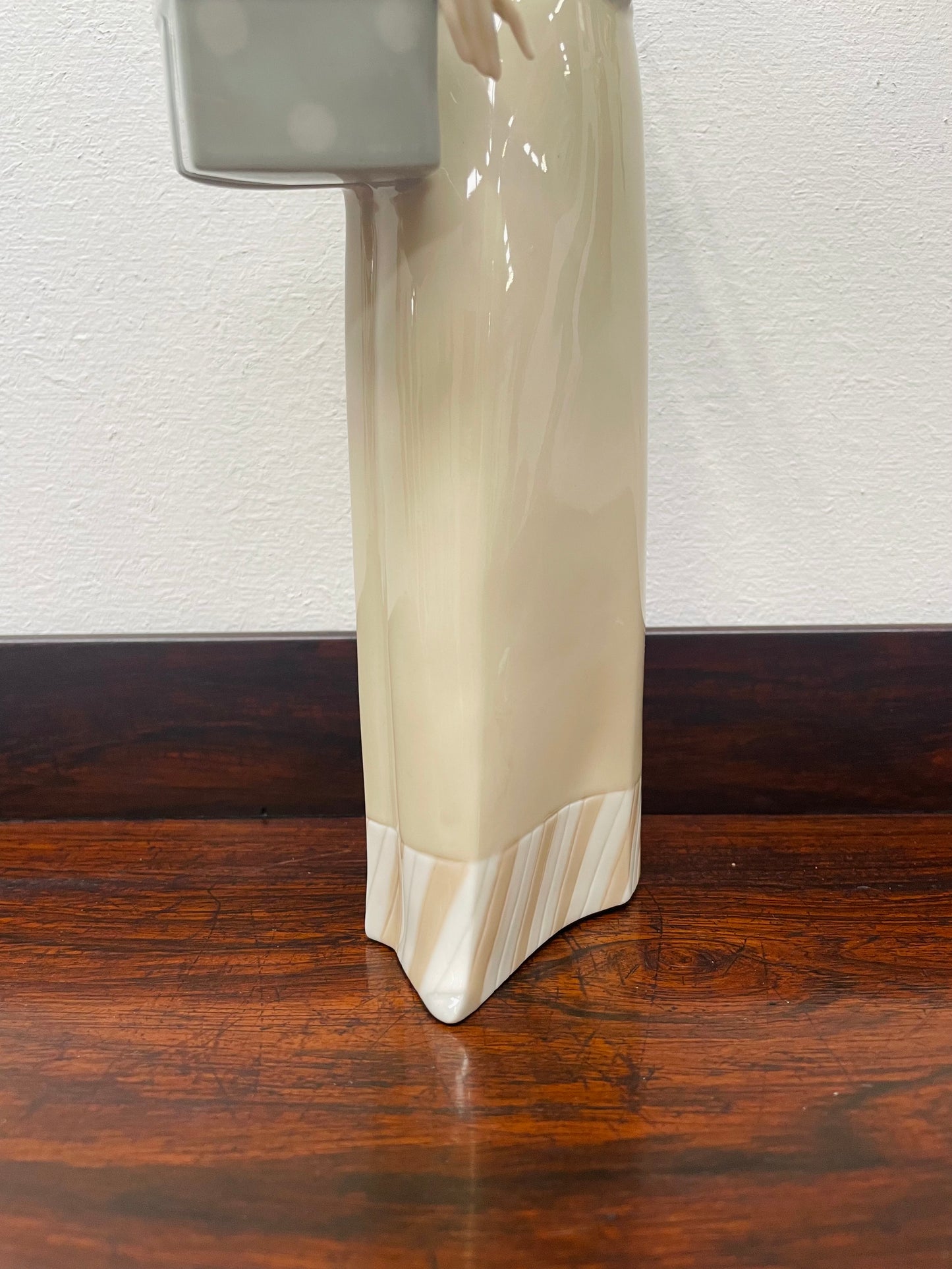 Large Lladro Figurine "The Dressmaker"