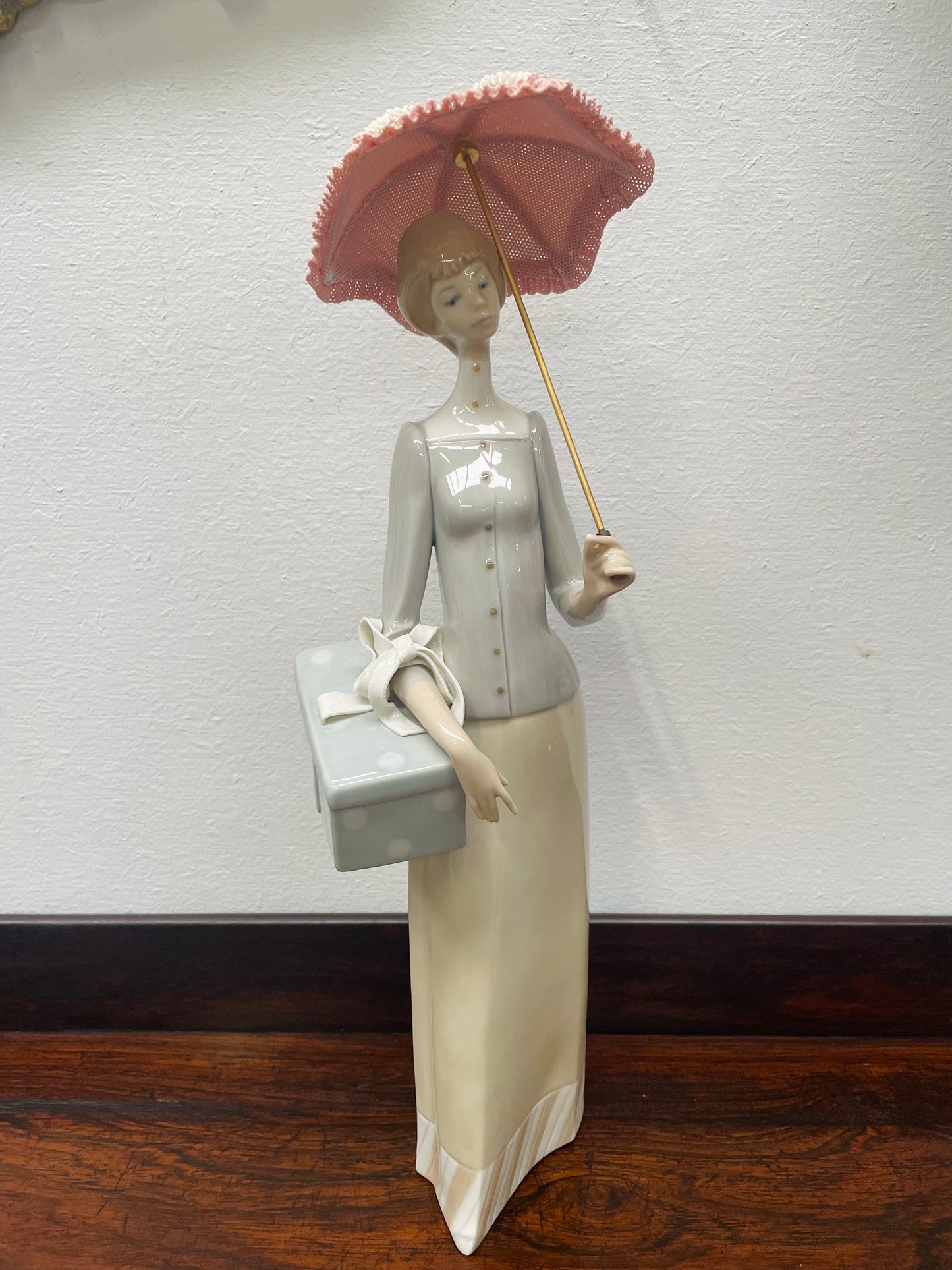 Very attractive large Lladro figurine "The Dressmaker" In very good condition.
