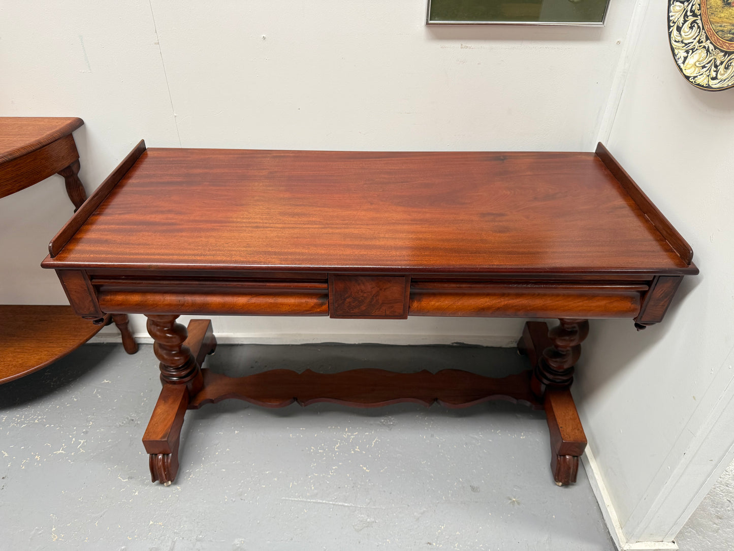 Elegant Victorian Side Table With 2 Drawers