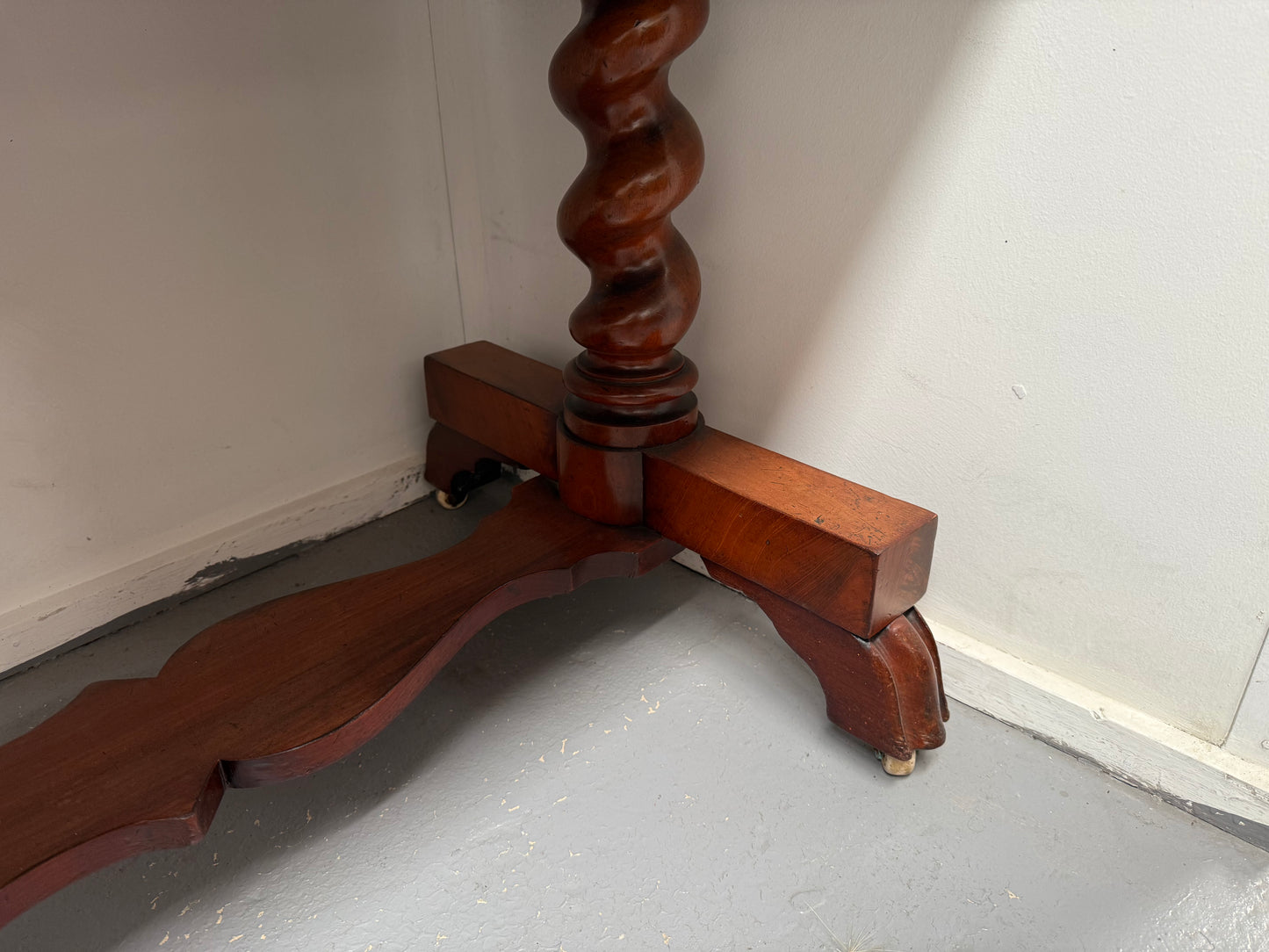 Elegant Victorian Side Table With 2 Drawers