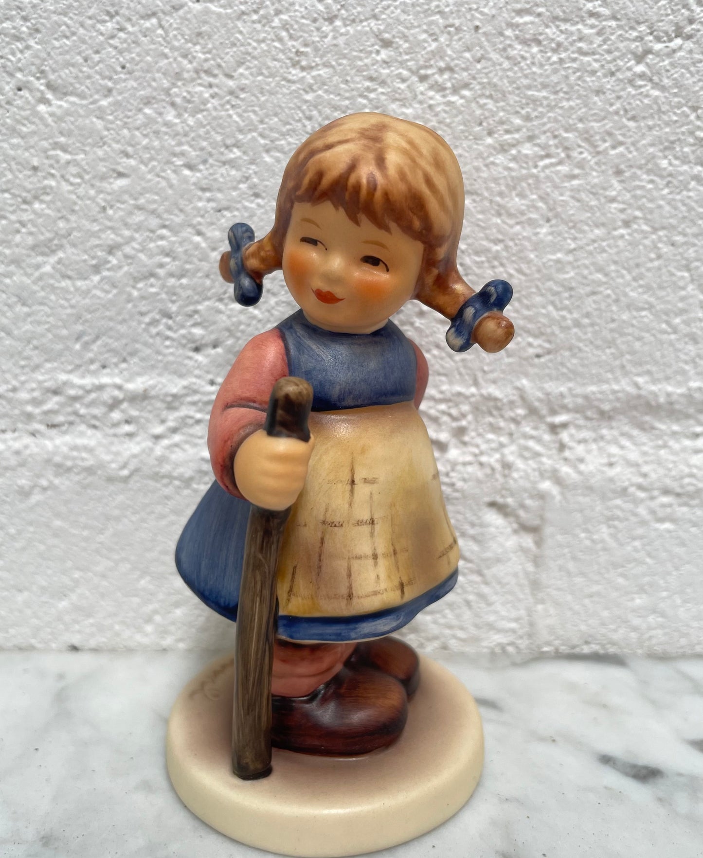 Lovely Vintage Goebel Hummel figurine #768 of a Pixie girl with a walking Stick. Stamped Susser Fratz 1994 and in good original condition. Please see photos as they form part of the description.