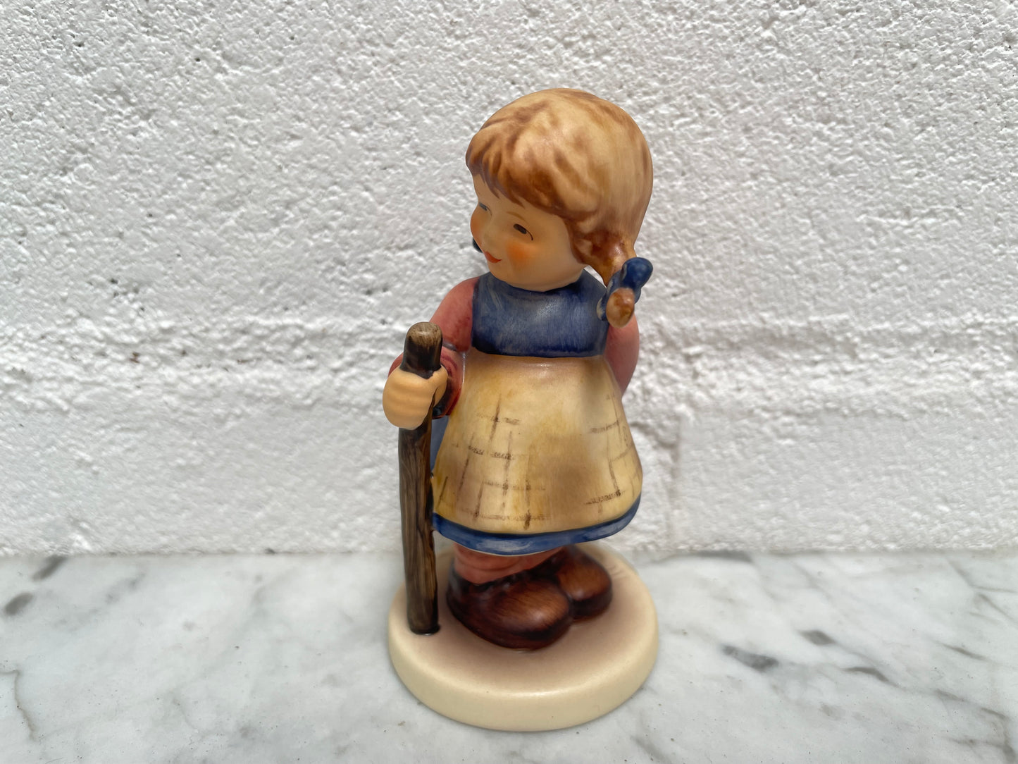 Lovely Vintage Goebel Hummel figurine #768 of a Pixie girl with a walking Stick. Stamped Susser Fratz 1994 and in good original condition. Please see photos as they form part of the description.
