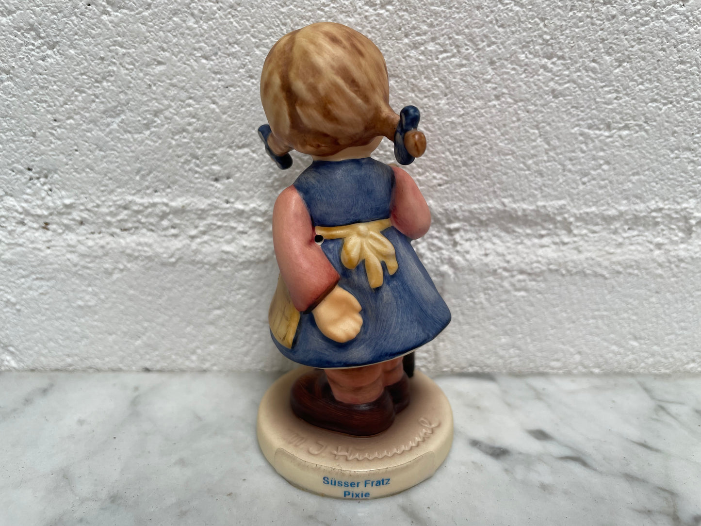 Lovely Vintage Goebel Hummel figurine #768 of a Pixie girl with a walking Stick. Stamped Susser Fratz 1994 and in good original condition. Please see photos as they form part of the description.