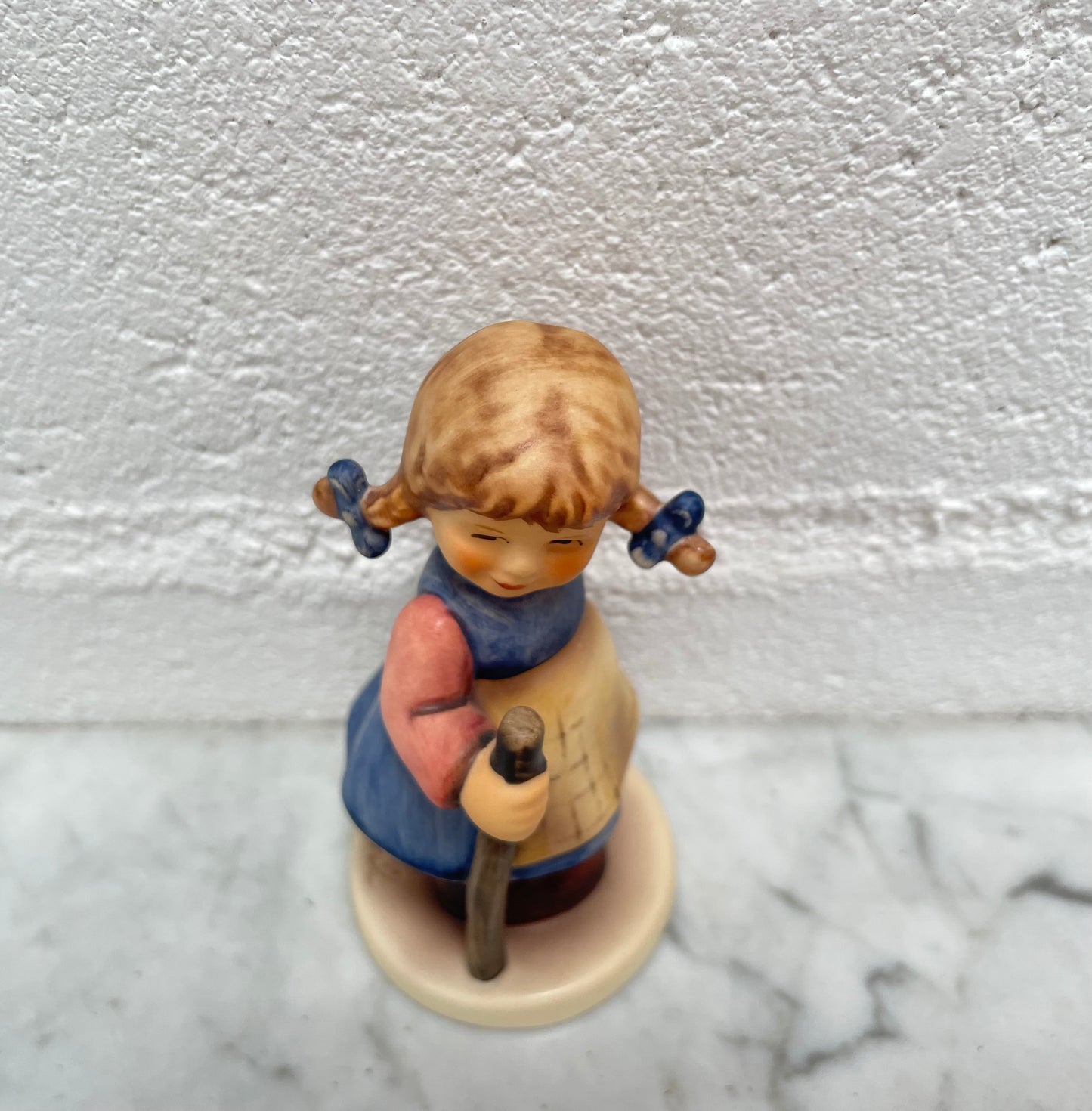 Lovely Vintage Goebel Hummel figurine #768 of a Pixie girl with a walking Stick. Stamped Susser Fratz 1994 and in good original condition. Please see photos as they form part of the description.