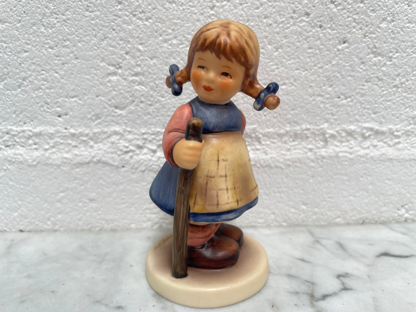 Lovely Vintage Goebel Hummel figurine #768 of a Pixie girl with a walking Stick. Stamped Susser Fratz 1994 and in good original condition. Please see photos as they form part of the description.