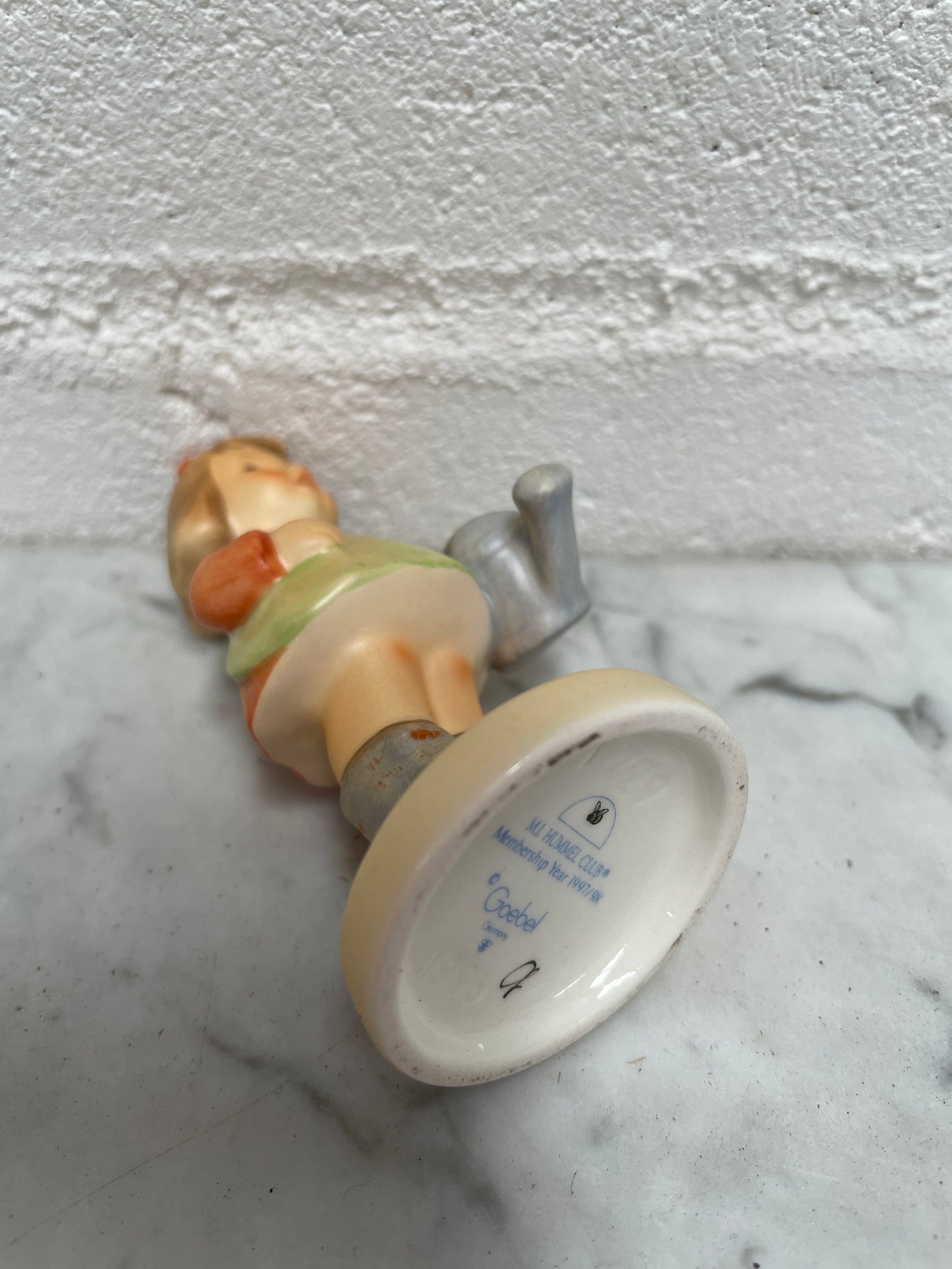 Beautiful Goebel Hummel figurine "Natures Gift" dated 1996, of a girl with her watering can. In good original condition, please see photos as they form part of the description.