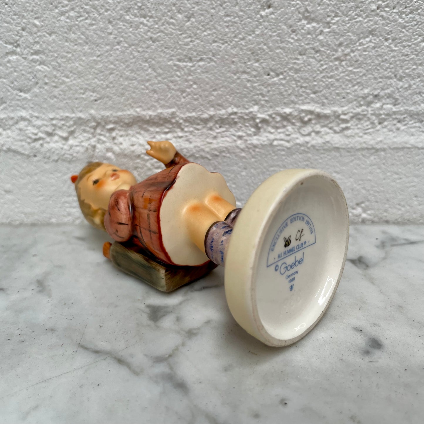 Lovely Vintage Goebel Hummel figurine "What's That" dated 1997. In good original condition. Please see photos as they form part of the description.