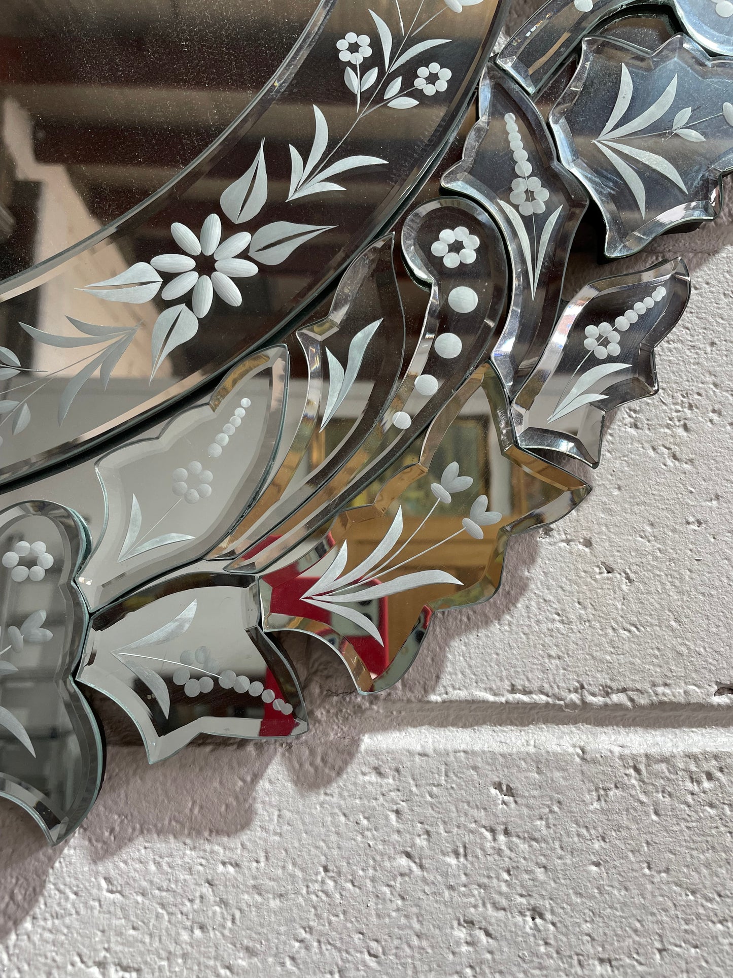 Decorative round Venetian style etched wall mirror with pretty floral etching. It is ready to hang and in good original condition. Please see all photos as they form part of the description and condition.