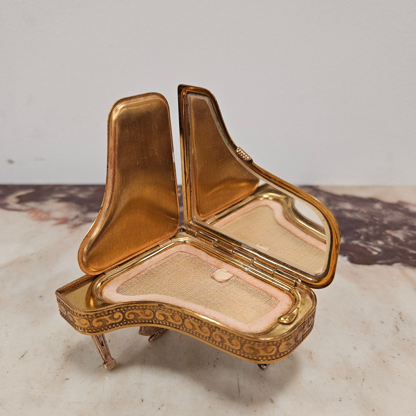 "Pygmalion" Standing Grand Piano Compact