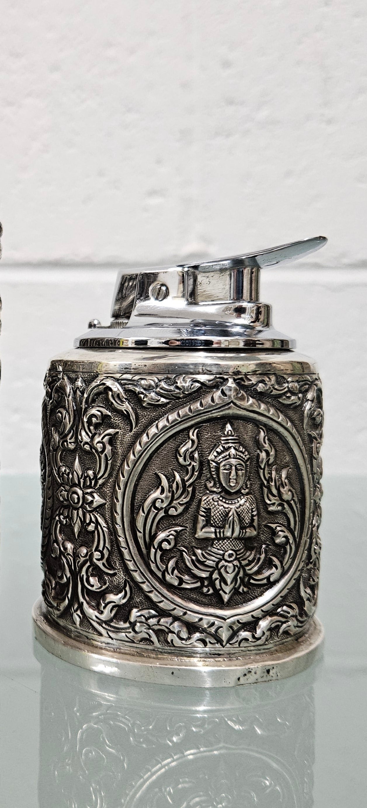 Vintage Siam sterling silver cigarette or small cigar holder and silver cased Ronson lighter. The holder in timber lined and both feature superb repousse worked decoration. The lighter hasn't been tested but it is in good original condition. Please view photos the as they help form part of the description and the condition. Please note the measurements are for the cigarette holder. Cigarette Holder: 170gm Lighter: 238gm
