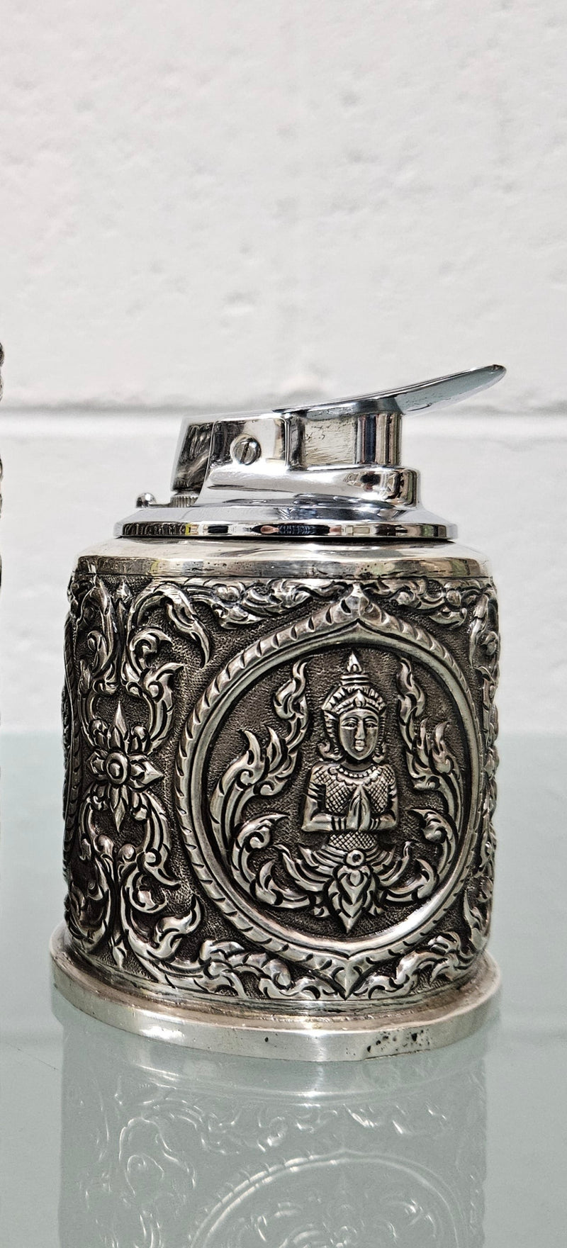 Vintage Siam sterling silver cigarette or small cigar holder and silver cased Ronson lighter. The holder in timber lined and both feature superb repousse worked decoration. The lighter hasn't been tested but it is in good original condition. Please view photos the as they help form part of the description and the condition.   Please note the measurements are for the cigarette holder.  Cigarette Holder: 170gm Lighter: 238gm
