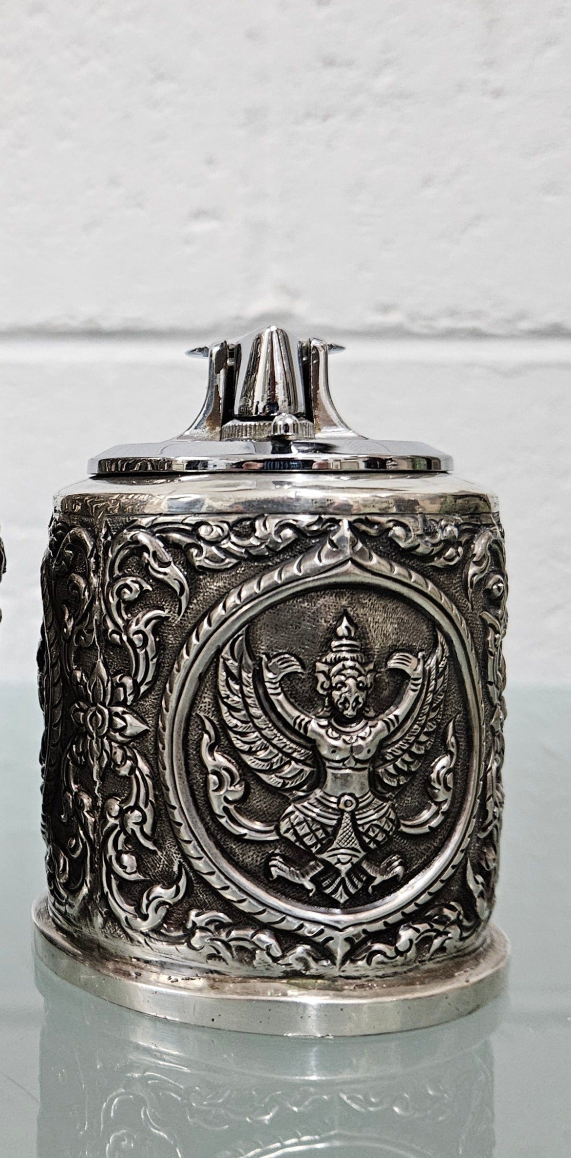 Vintage Siam sterling silver cigarette or small cigar holder and silver cased Ronson lighter. The holder in timber lined and both feature superb repousse worked decoration. The lighter hasn't been tested but it is in good original condition. Please view photos the as they help form part of the description and the condition. Please note the measurements are for the cigarette holder. Cigarette Holder: 170gm Lighter: 238gm