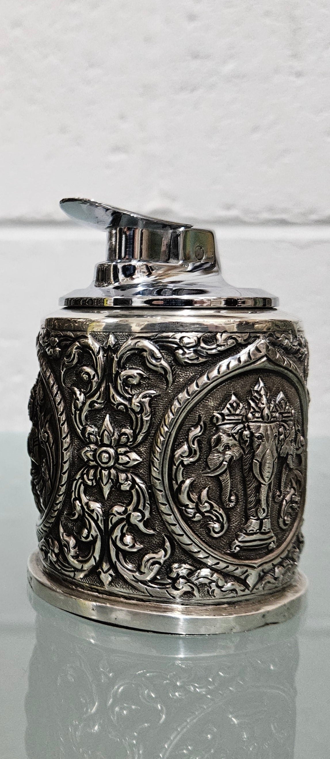 Vintage Siam sterling silver cigarette or small cigar holder and silver cased Ronson lighter. The holder in timber lined and both feature superb repousse worked decoration. The lighter hasn't been tested but it is in good original condition. Please view photos the as they help form part of the description and the condition. Please note the measurements are for the cigarette holder. Cigarette Holder: 170gm Lighter: 238gm