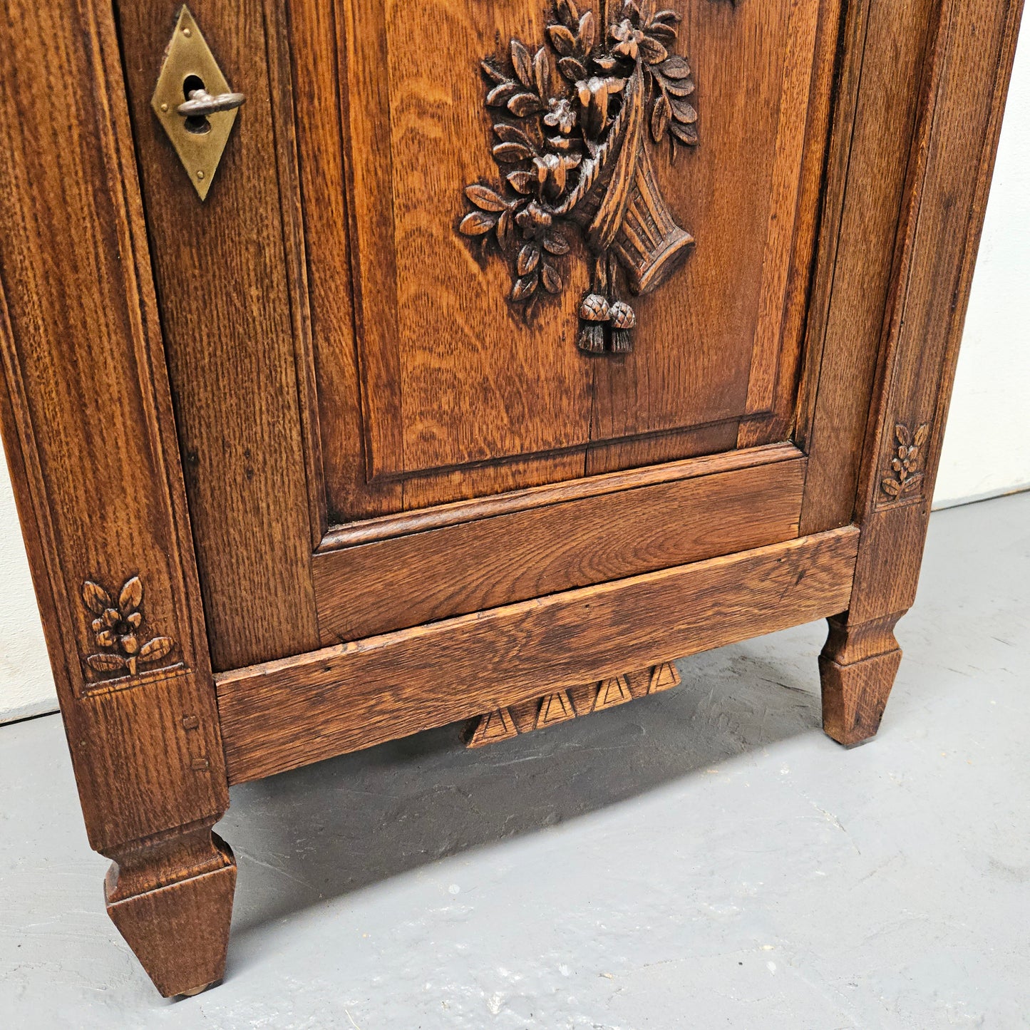 Lovely French oak 19th Century Henry 2nd style side cabinet with one drawer and one cupboard. It is in good original condition.