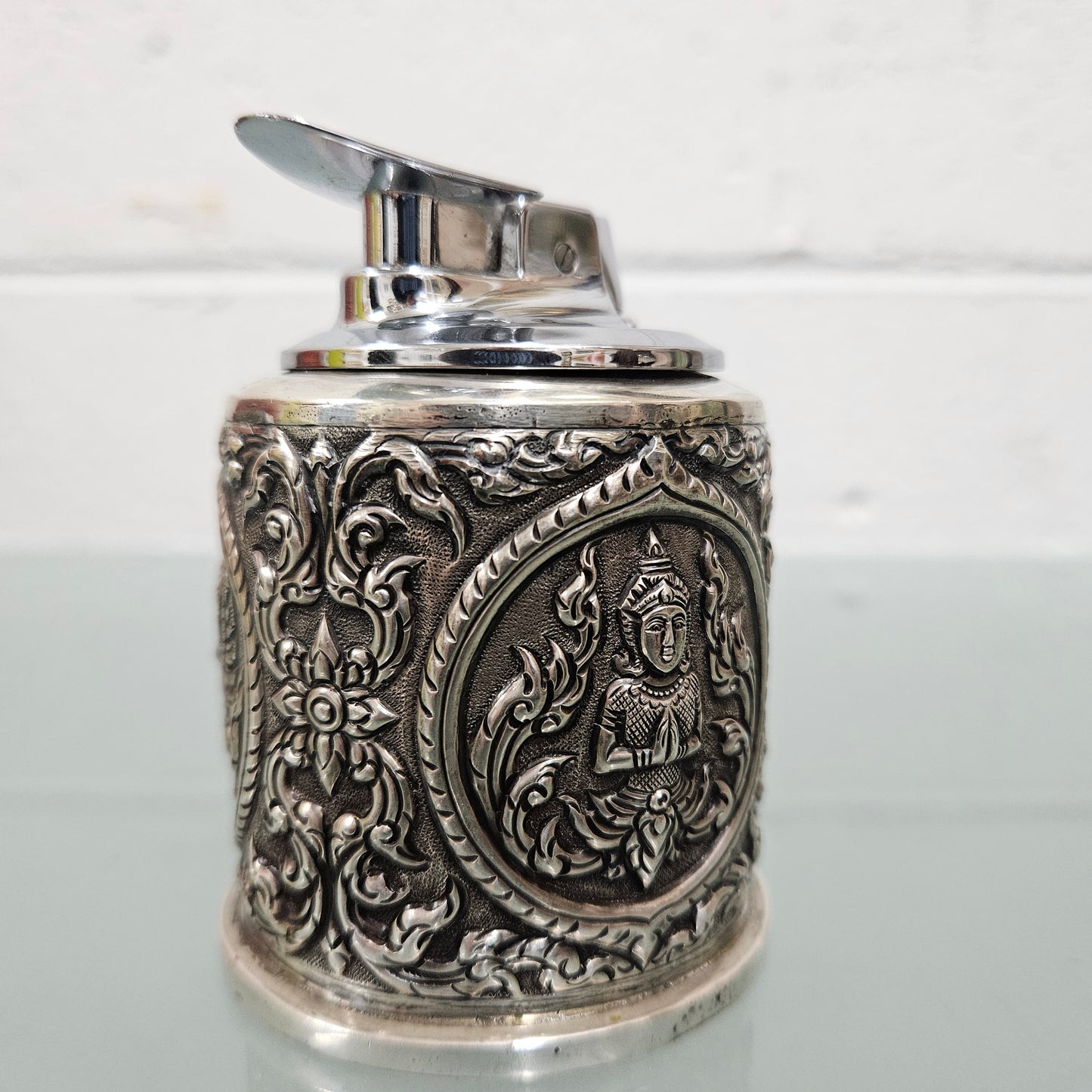 Vintage Siam sterling silver cigarette or small cigar holder and silver cased Ronson lighter. The holder in timber lined and both feature superb repousse worked decoration. The lighter hasn't been tested but it is in good original condition. Please view photos the as they help form part of the description and the condition. Please note the measurements are for the cigarette holder. Cigarette Holder: 170gm Lighter: 238gm