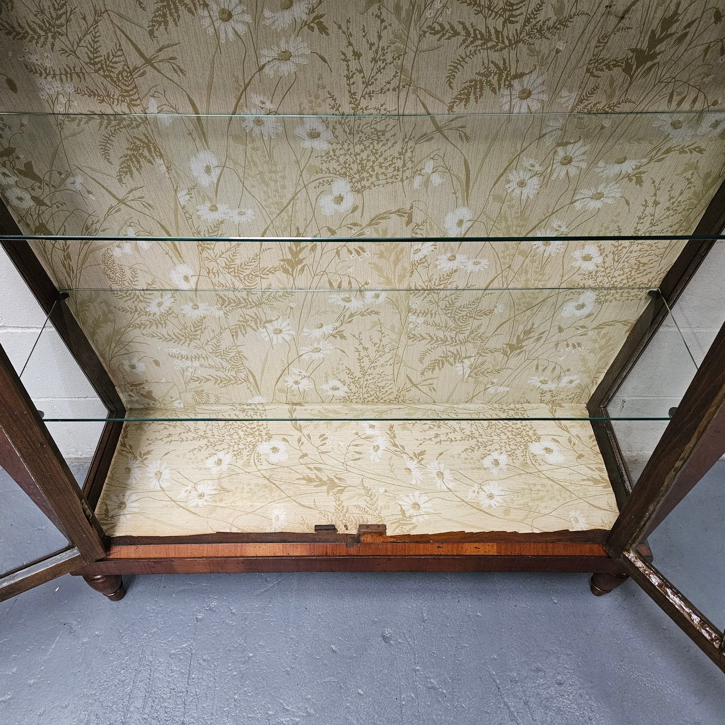 Stunning Art Deco display cabinet with two glass shelfs, Walnut and lockable glass doors. This cabinet is in great original condition for the age.