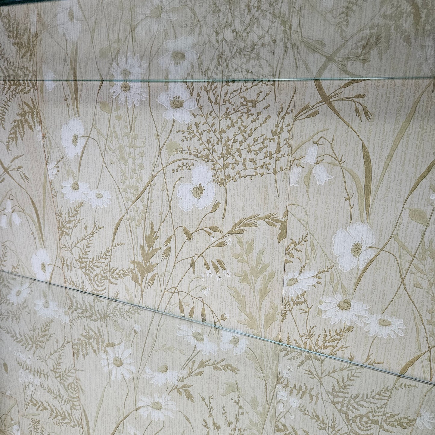 Stunning Art Deco display cabinet with two glass shelfs, Walnut and lockable glass doors. This cabinet is in great original condition for the age.