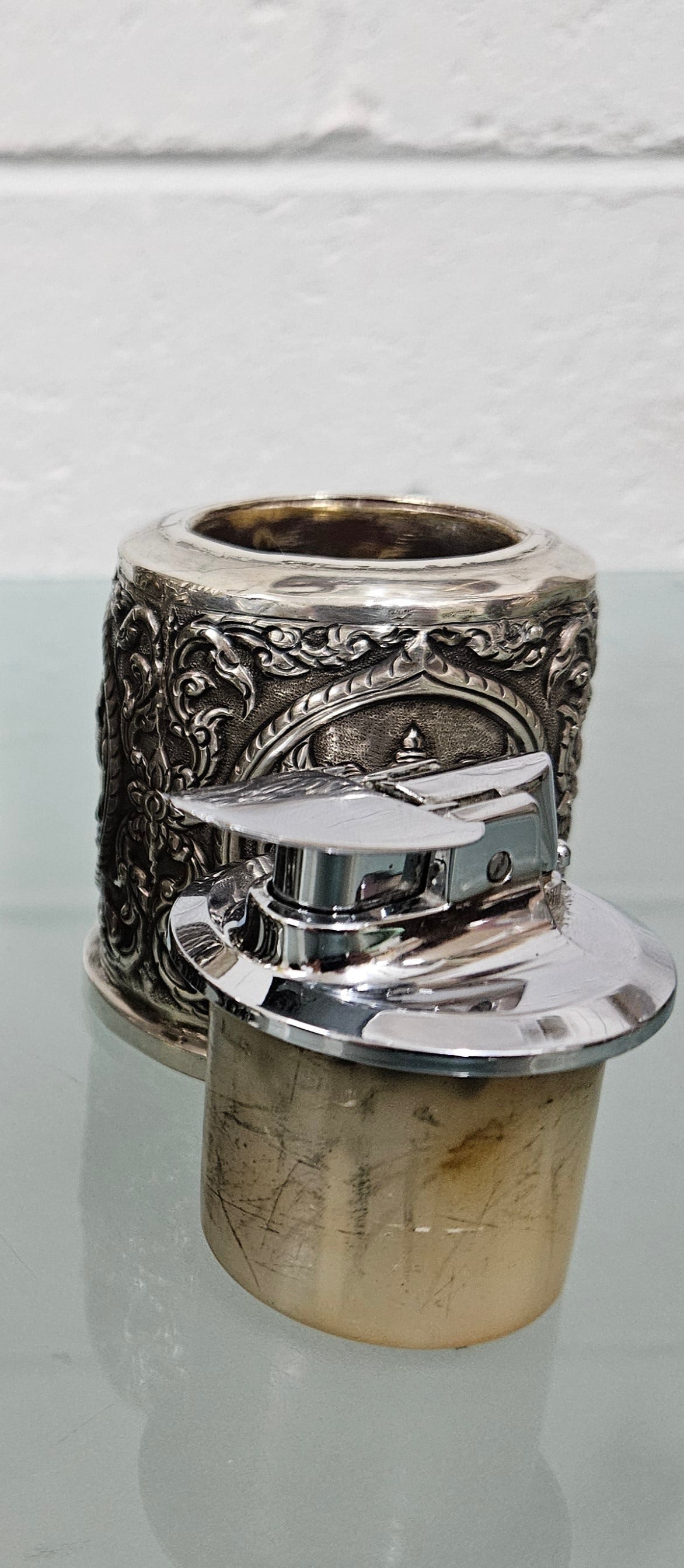 Vintage Siam sterling silver cigarette or small cigar holder and silver cased Ronson lighter. The holder in timber lined and both feature superb repousse worked decoration. The lighter hasn't been tested but it is in good original condition. Please view photos the as they help form part of the description and the condition. Please note the measurements are for the cigarette holder. Cigarette Holder: 170gm Lighter: 238gm