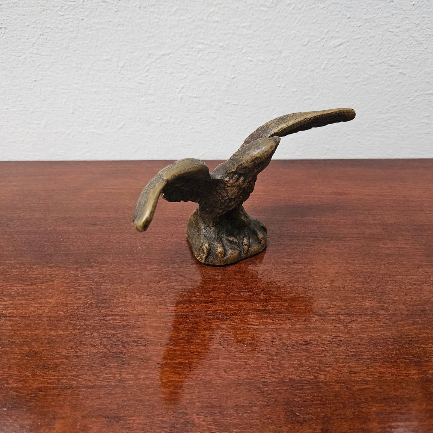 Stunning Bronze Antique paperweight of an eagle. It is in great original condition. Please see photos as they form part of the description.