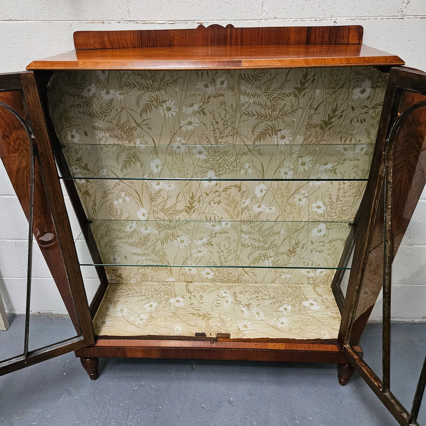 Stunning Art Deco display cabinet with two glass shelfs, Walnut and lockable glass doors. This cabinet is in great original condition for the age.
