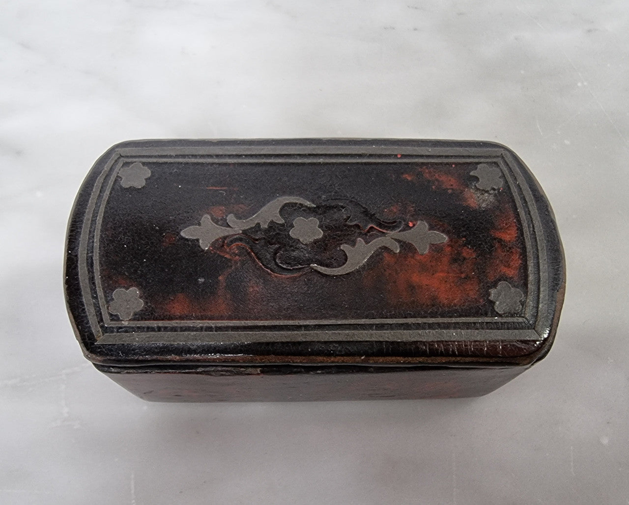 Beautiful Antique early 19th Century paper mache and faux Tortoiseshell snuff box with silver inlaid. It is in good original condition.
