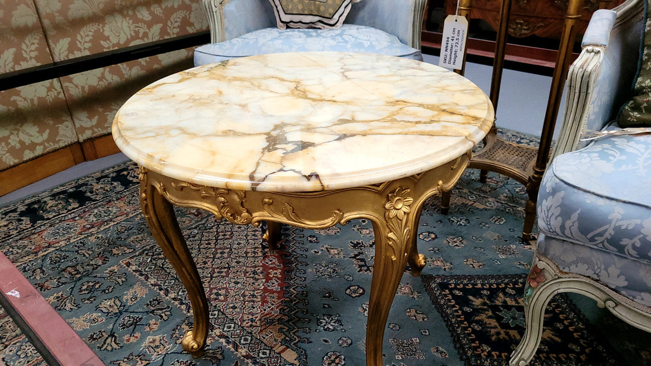 French Louis XV style gilt wood marble top coffee table or side table. It has been sourced from France and is in good original detailed condition.