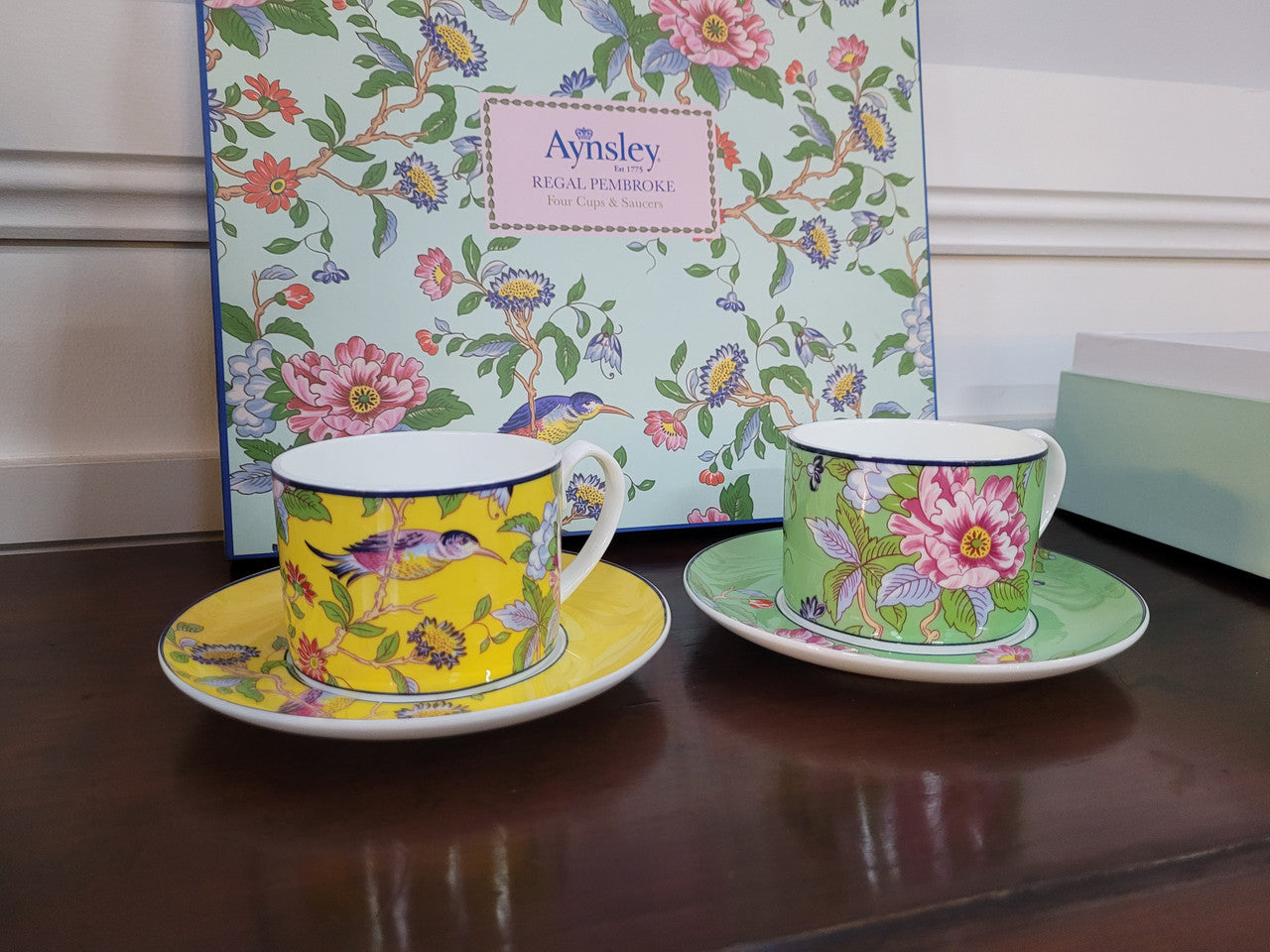 Contemporary “Aynsley Regal Pembroke” boxed set of four English Bone China cup and saucer. Beautiful patterns and vibrant colours.