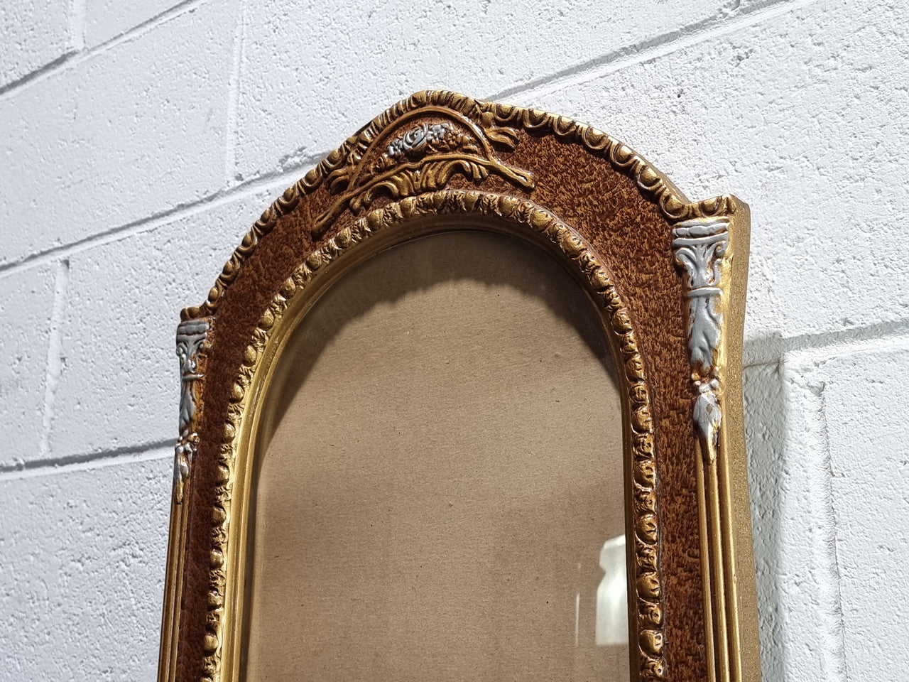 Oval decorative frame “Empire Art Co Sydney” with convex glass. In good original condition.