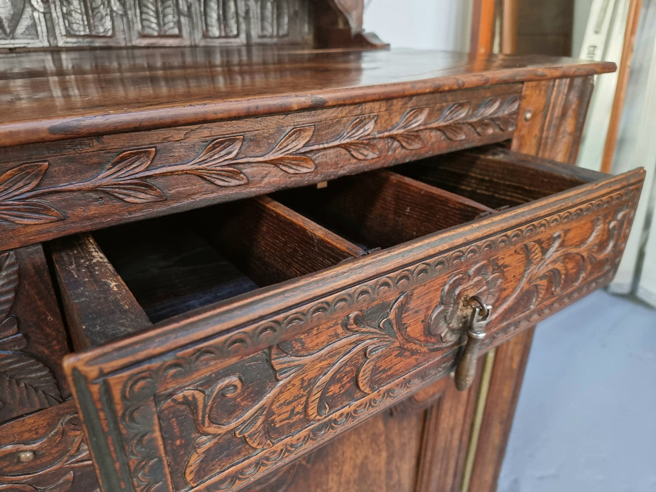 Absolutely stunning French early 18th century kitchen dresser/Vaisselier with beautiful carving and cupboards for storage . The top carved section has four shelves for display and is in good original detailed condition.