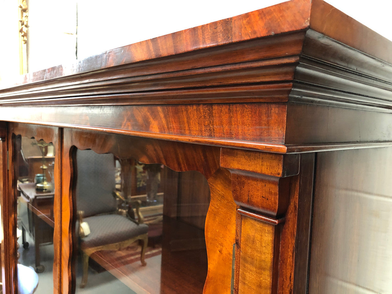 Beautiful Victorian flame Mahogany bookcase/display cabinet. It has four adjustable shelves and is in good original detailed condition.