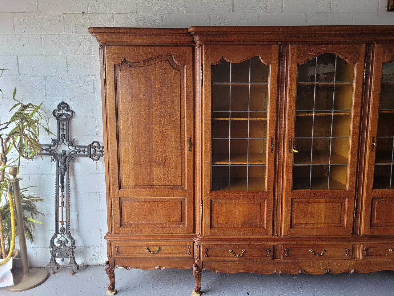 Vintage French Oak Bibliotheque / Library Bookcase/Office Bookcase
Sensational Vintage french oak Bookcase with amazing storage options ,with numerous adjustable shelves and 5 useful drawers to base. In very good original condition.