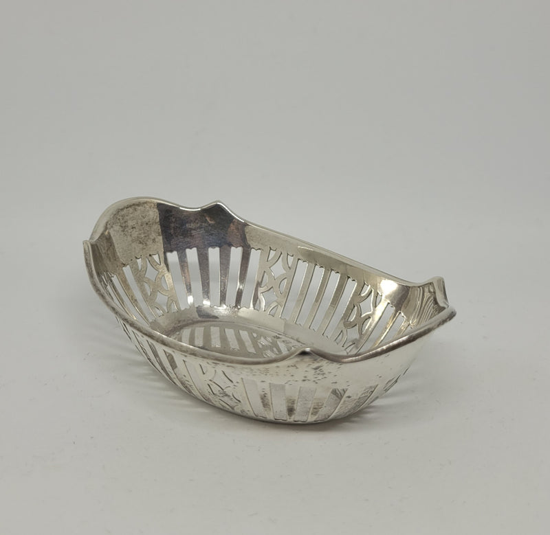 Beautiful sterling silver pin dish. Clearly marked Birmingham 1934. In very good original condition.