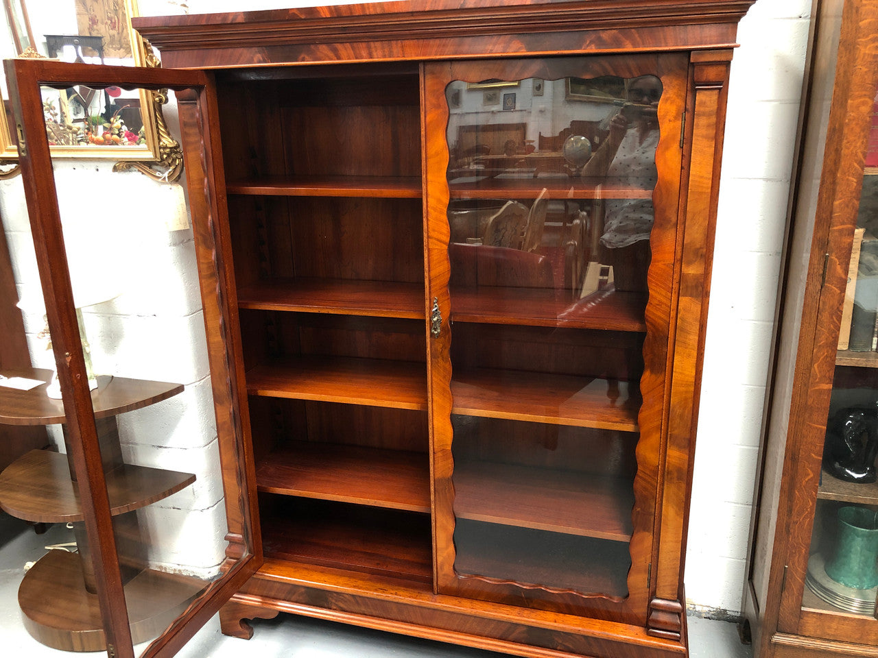 Beautiful Victorian flame Mahogany bookcase/display cabinet. It has four adjustable shelves and is in good original detailed condition.
