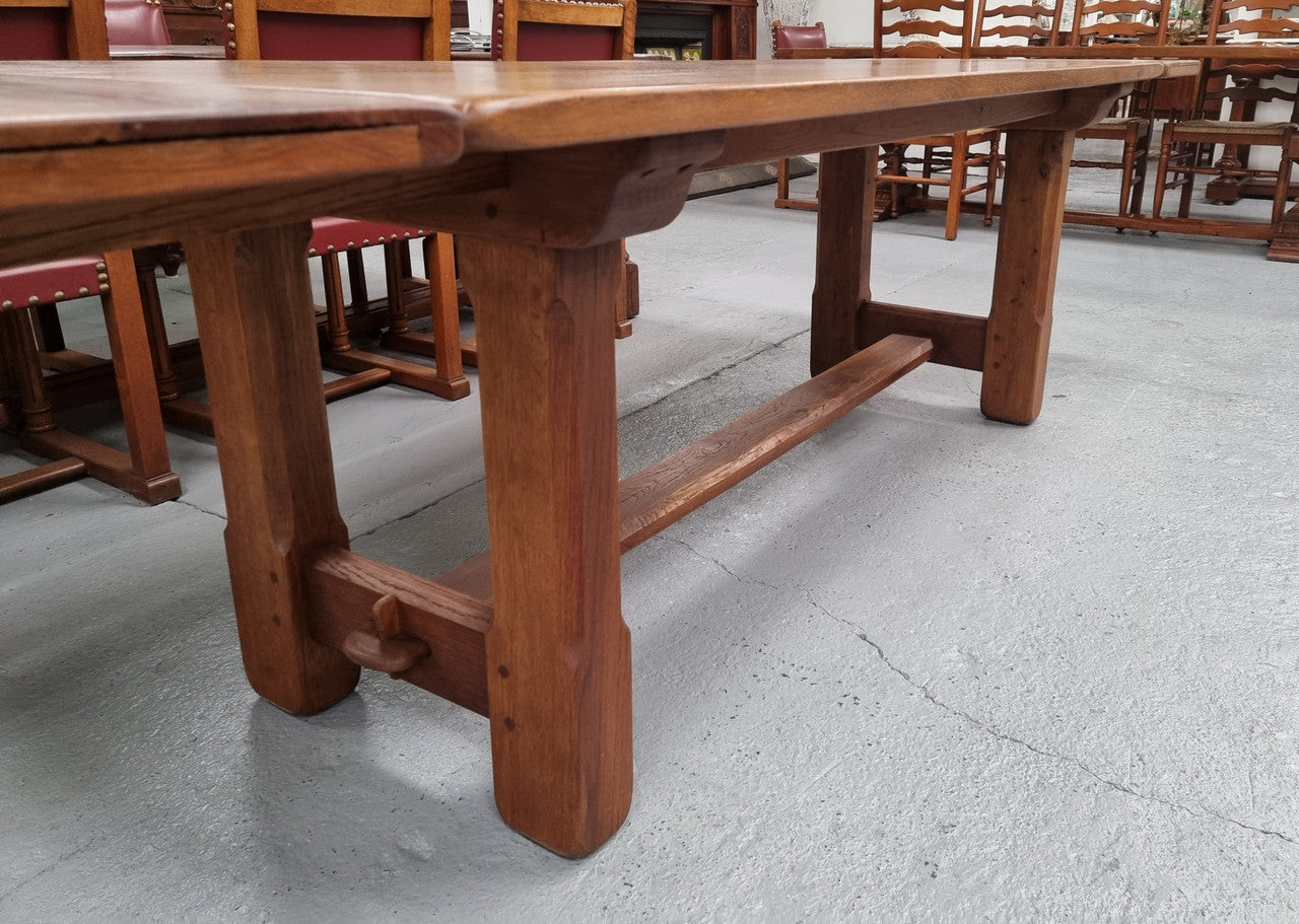 French Oak Farmhouse table with a beautiful pedestal base and can easily be extended by adding extension leaves at both ends. In good original restored condition.