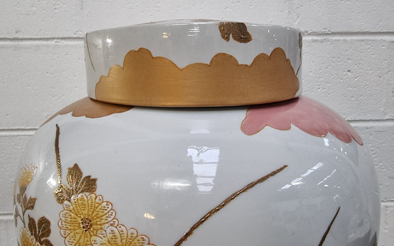Beautiful modern large Chinese style floral lidded pot decorated with lovely Chrysanthemum flowers and in good condition. Maker on bottom please see photos.