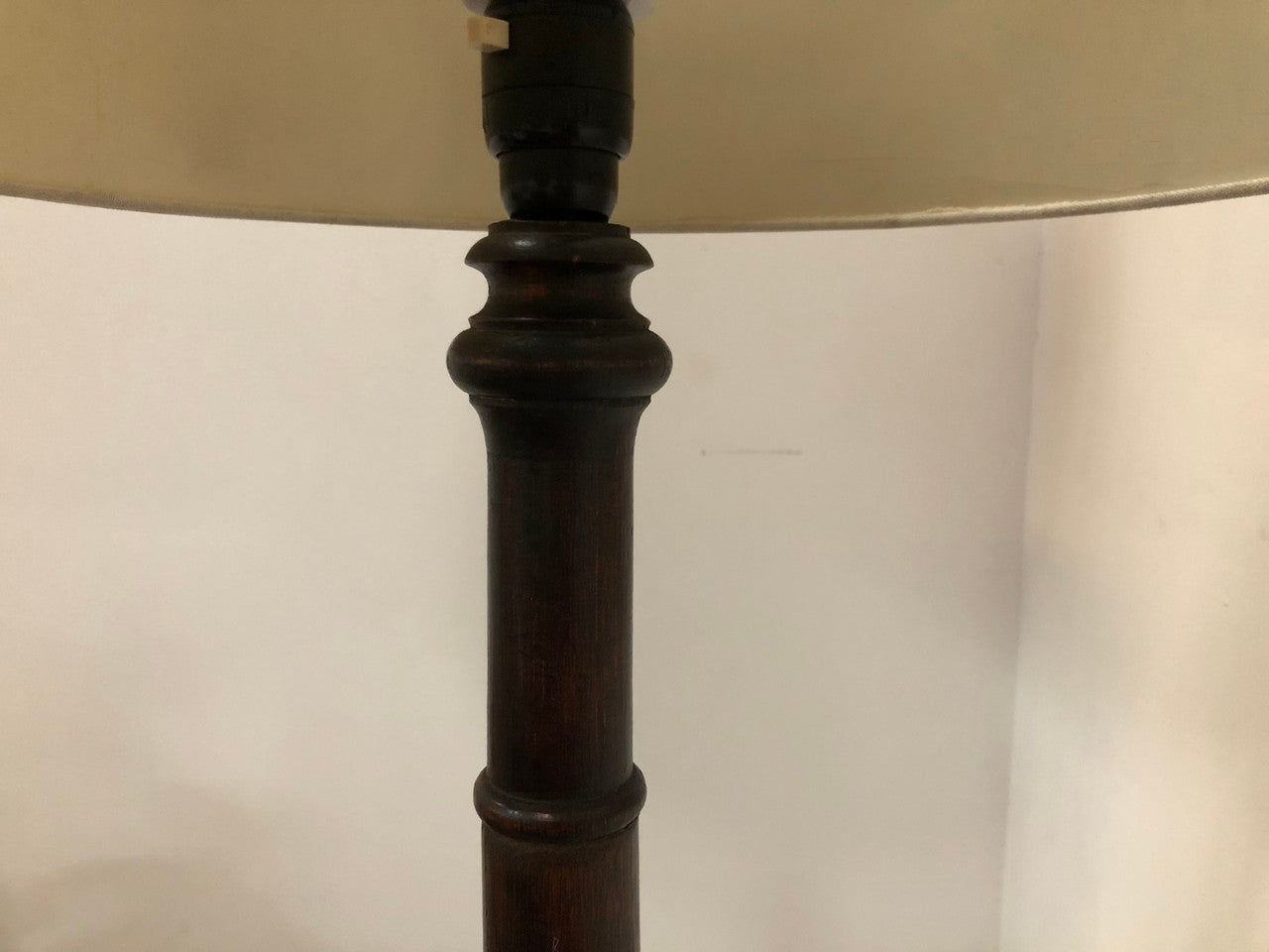Oak Tudor style standard lamp that has been rewired and has a foot switch. In good original condition.
Please note lampshade shown in photos is not included.
