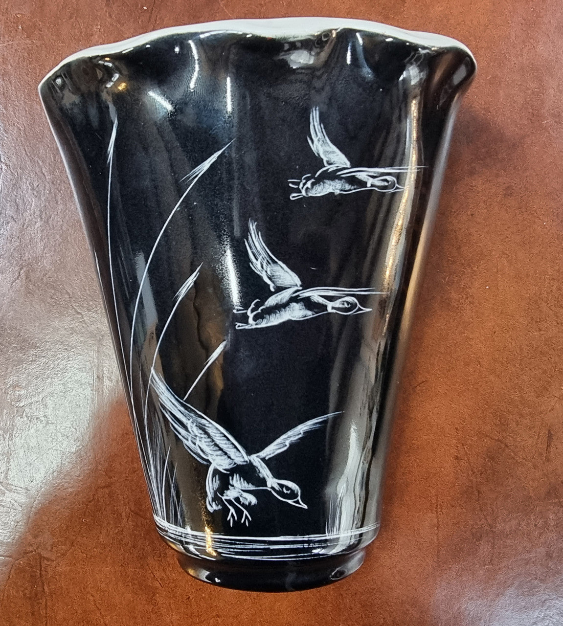 Charming vintage wall pocket vase. Black with hand painted cream ducks. Length 19.5cm Width 14.5cm Marked W26 on the rear.