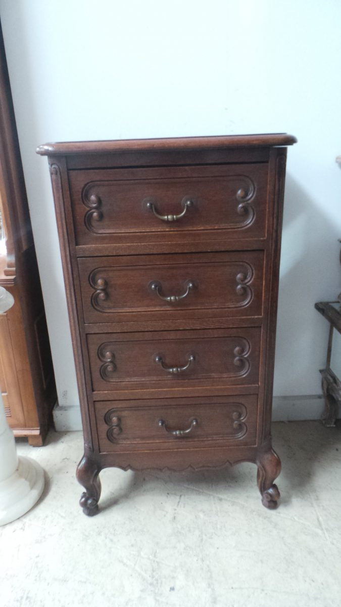 A beautiful French petite Oak carved chest of drawers. It comes with four drawers and plenty of room. It is in very good original condition. Ideal for smaller spaces or apartments.
