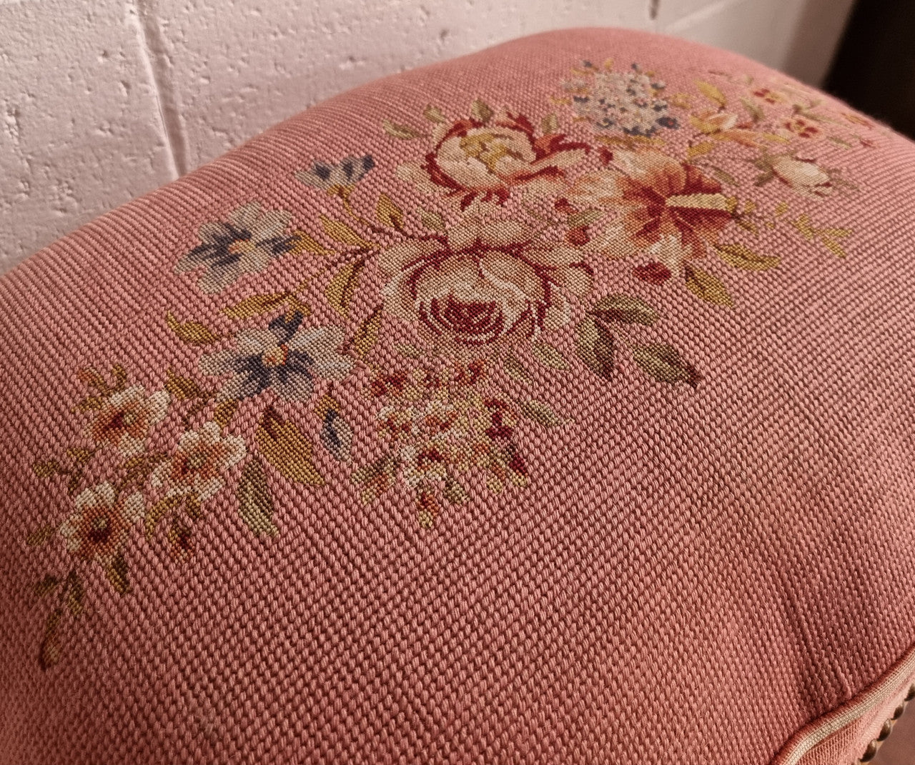 Beautiful French provincial stool with lovely floral tapestry. In used condition. Please see photos as they form part of the description.