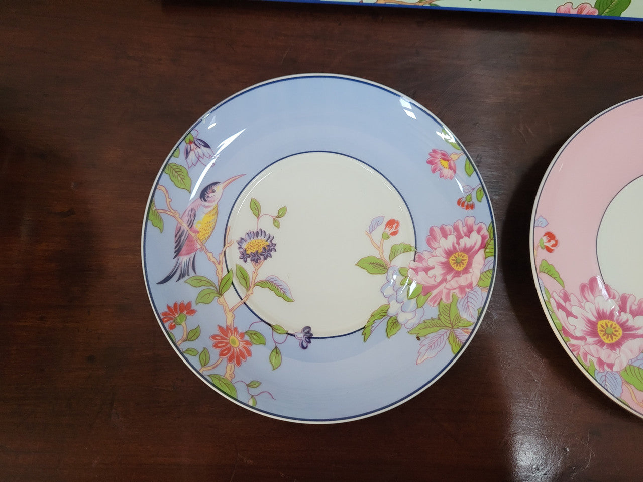 Contemporary “Aynsley Regal Pembroke” boxed set of four English Bone China cup and saucer. Beautiful patterns and vibrant colours.