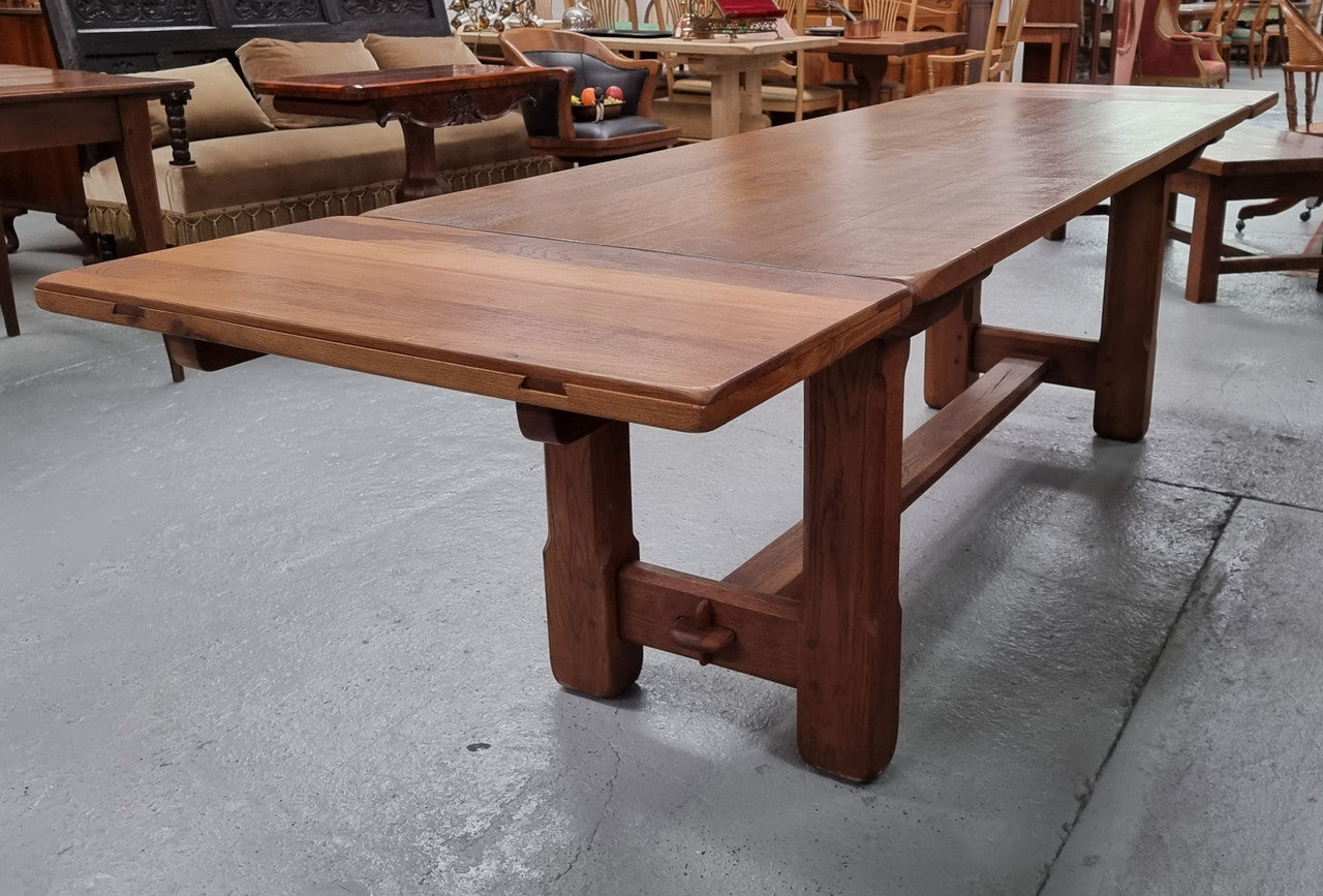 French Oak Farmhouse table with a beautiful pedestal base and can easily be extended by adding extension leaves at both ends. In good original restored condition.