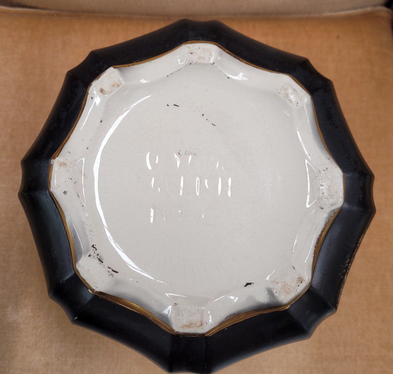 Stunning antique Jardinière with a black background and colorful oriental scene with gold trim. It is in good original condition It is in good original condition please view photos has they help form part of the description. Stamped "Olympic English Make"