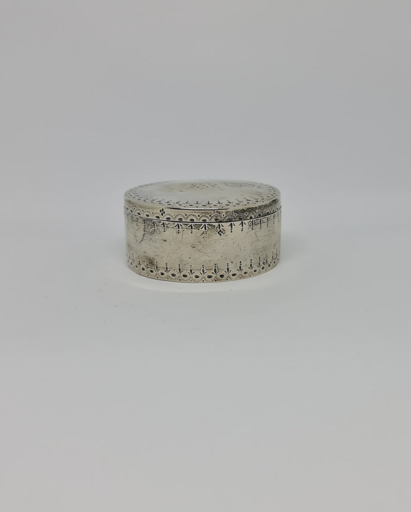 Gorgeous antique French silver trinket box / snuff box in great original condition.