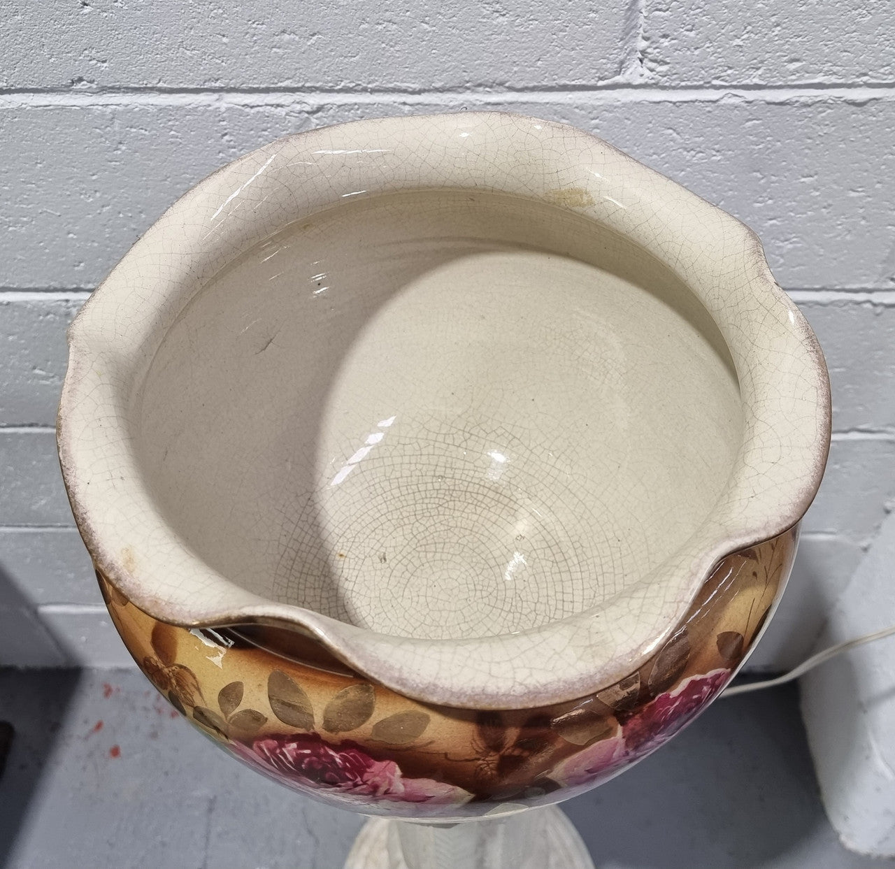 Large Edwardian English jardinière featuring roses and autumnal tones. In good condition please view photos as they help form part of the description.